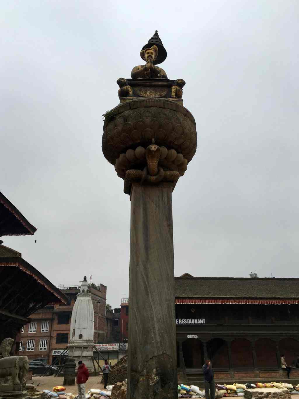 Diety on a&nbsp;pillar