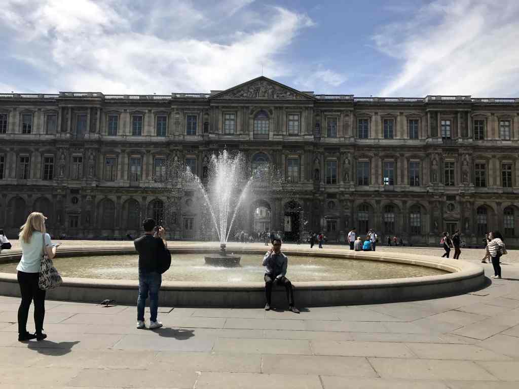 Fountain at louvre