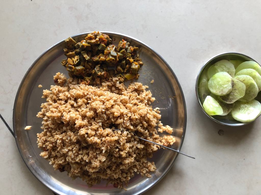 Brown rice meal with&nbsp;cucumbers
