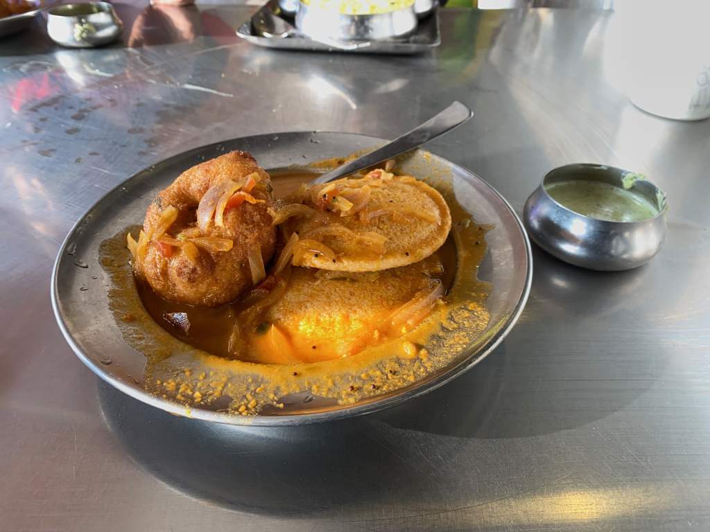Sambhar dipped Idly & Vada with&nbsp;Chutney.