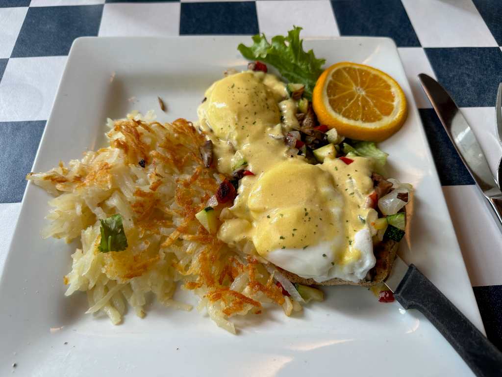 Eggs Benedict and&nbsp;Hashbrowns